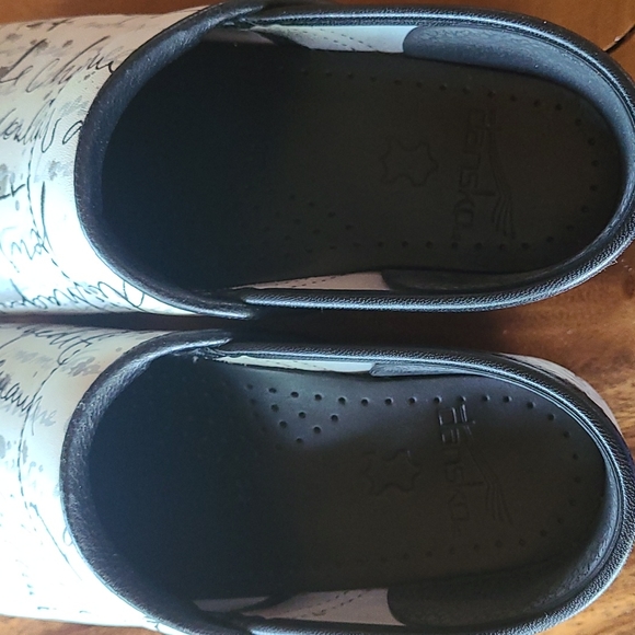 Dansko 38 off white graphic Clogs - Picture 7 of 11